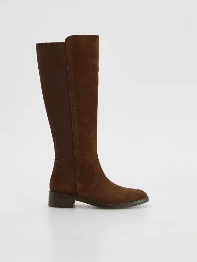 Stivali in camoscio con gambale elasticizzato - marrone