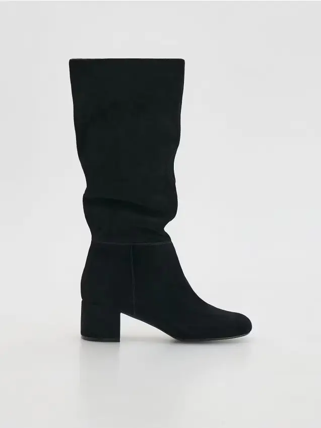 Stivali in camoscio con tacco - nero