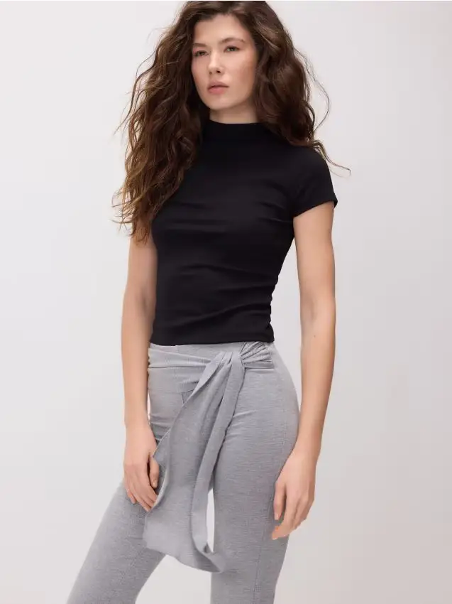 T-shirt a collo alto - nero