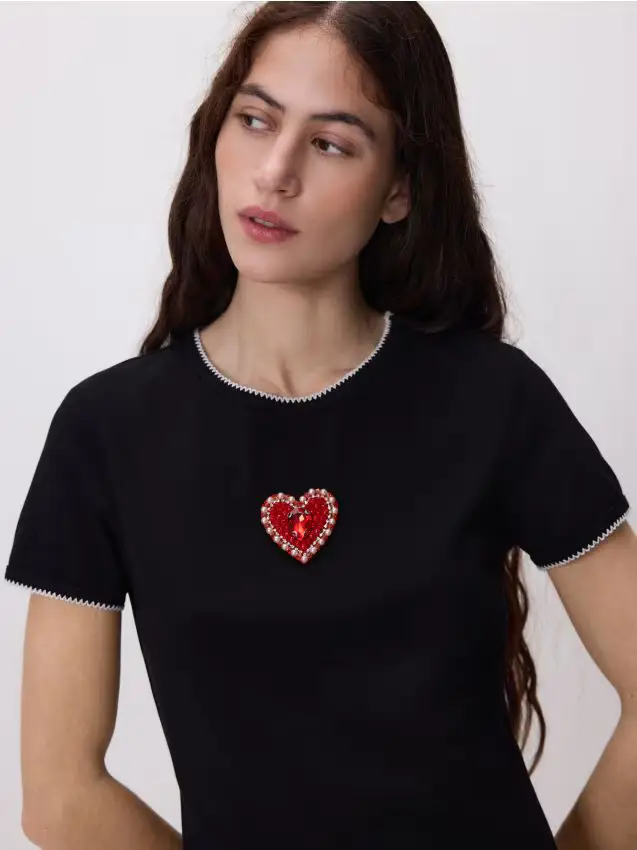 T-shirt con applicazione a forma di cuore - nero