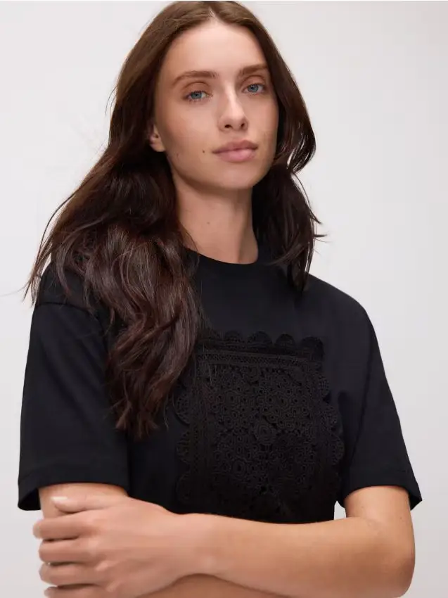 T-shirt con applicazione ricamata - nero