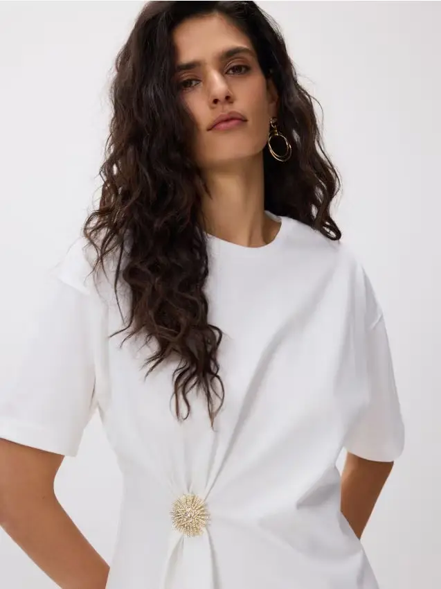 T-shirt con fibbia decorativa - panna