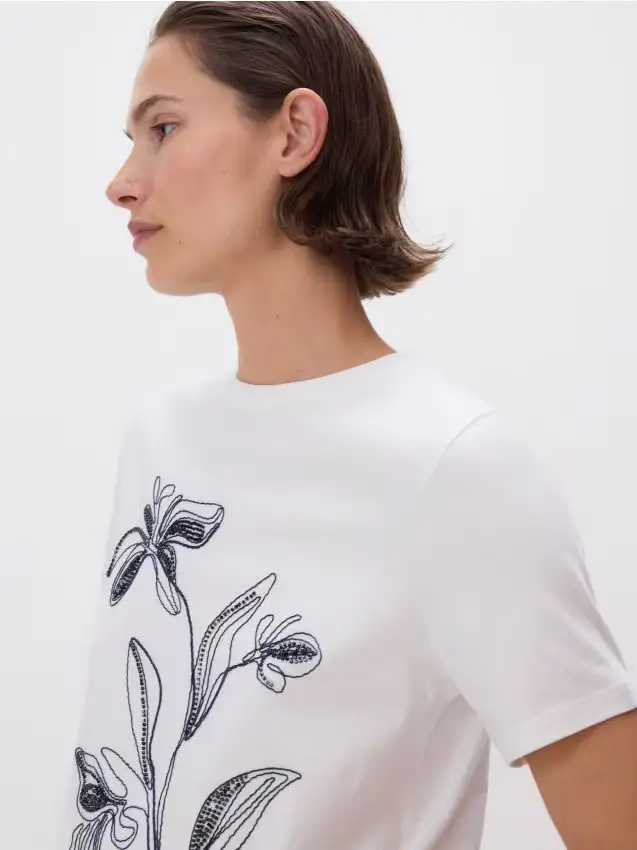 T-shirt con motivo ricamato - panna