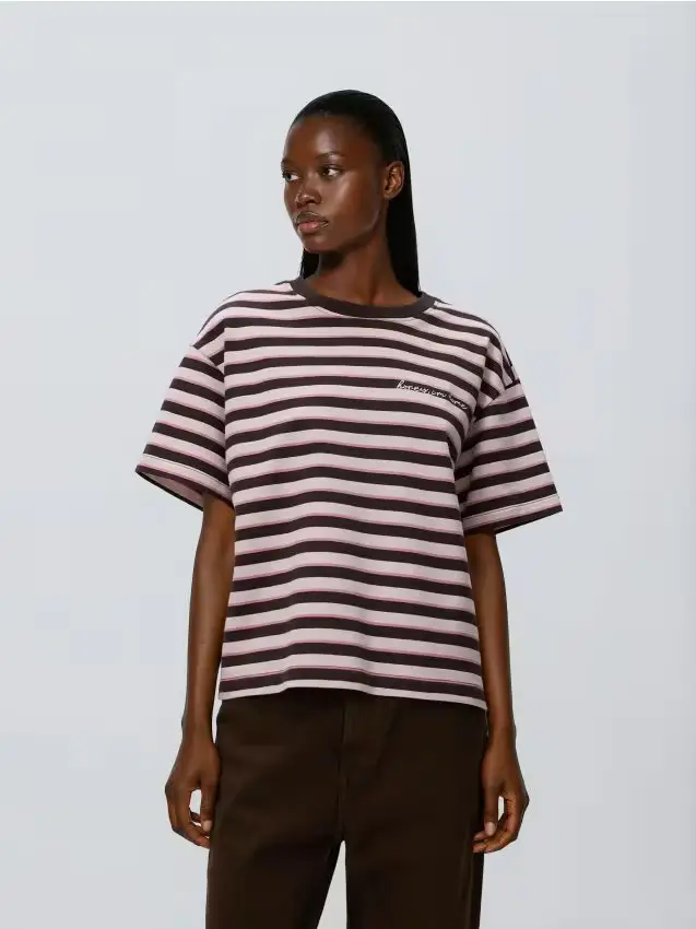 T-shirt con stampa a righe - rosa pastello