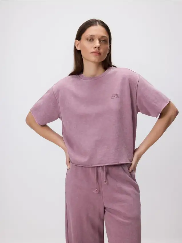 T-shirt corto con stampa - viola acciaio