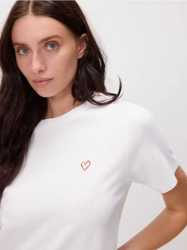 T-shirt regular con ricamo piccolo - panna