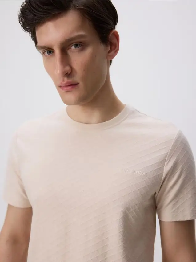 T-shirt slim fit in tessuto strutturato - nude