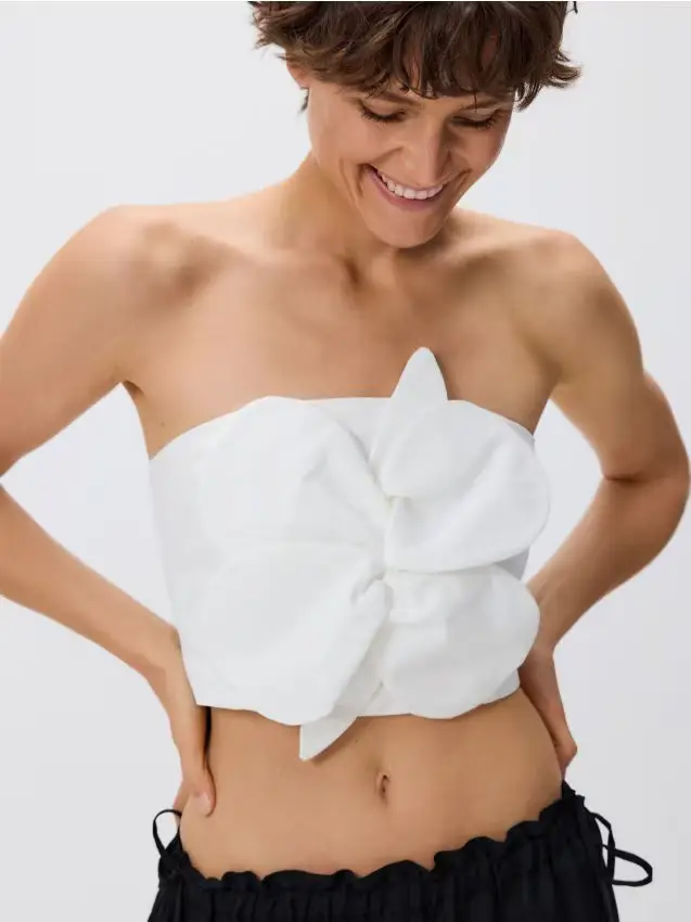 Top con applicazione floreale - panna