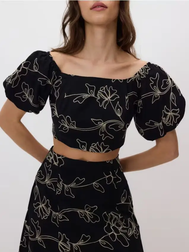 Top con maniche a sbuffo - nero