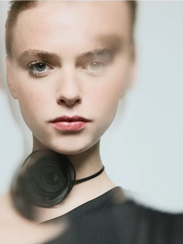 Top con rosa decorativa - nero