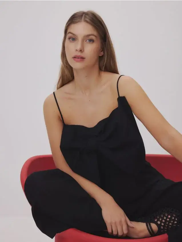 Top con spalline e fiocco - nero