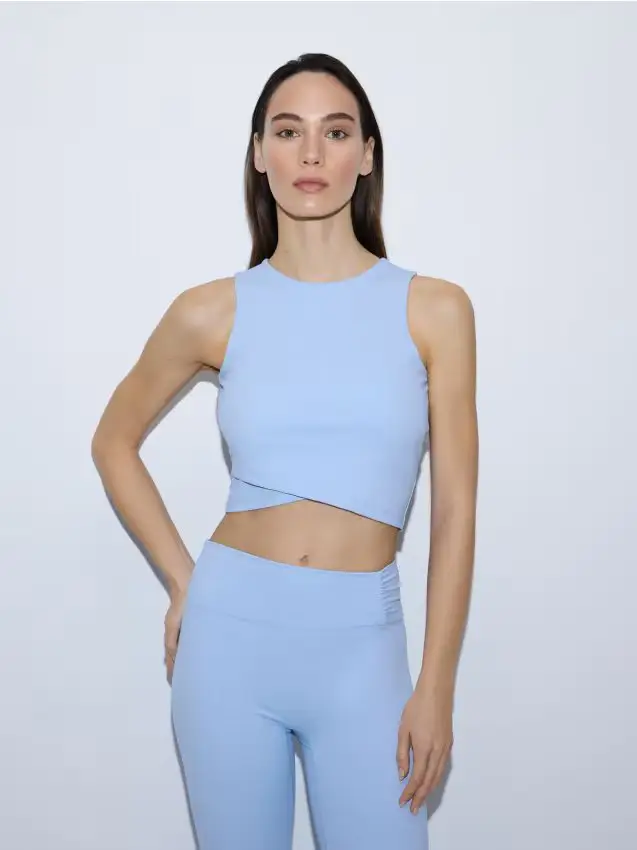 Top corto con pieghe - blu pallido