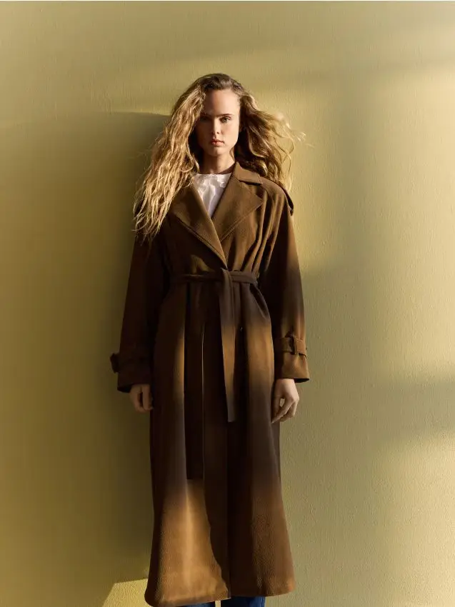 Trench lungo con cintura da annodare in vita - marrone dorato