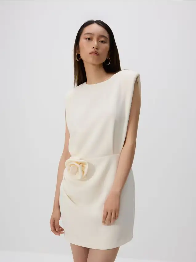 Vestitino con rosa decorativa - panna