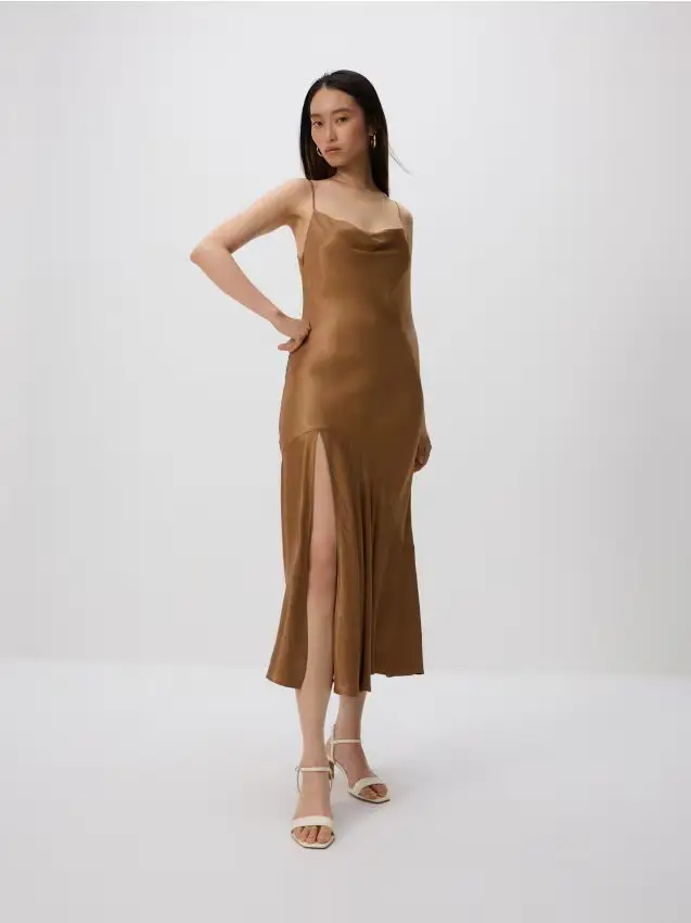 Vestito midi in satin - marrone dorato