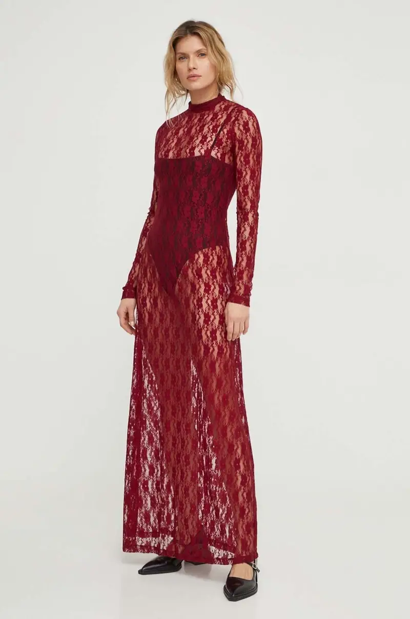 Résumé vestito colore granata