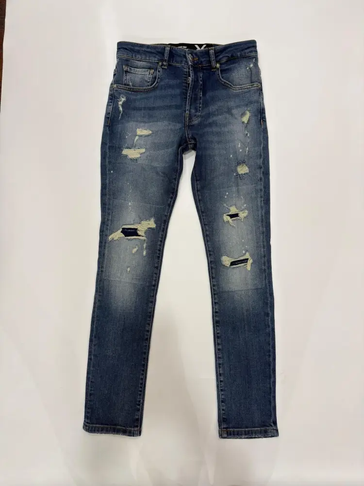 pantalone in denim medium uomo con strappi patch logo sul retro