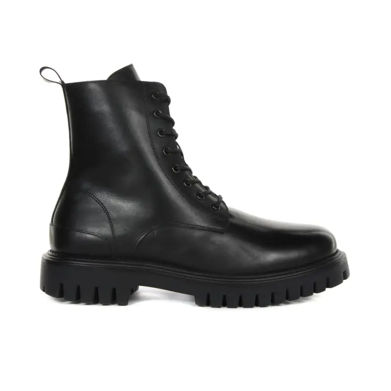 Anfibi neri in pelle con suola in gomma e lacci