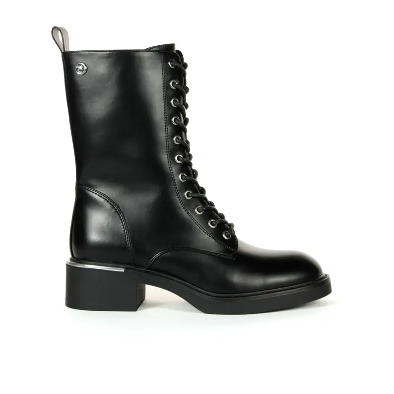 Anfibi neri con tacco basso e lacci