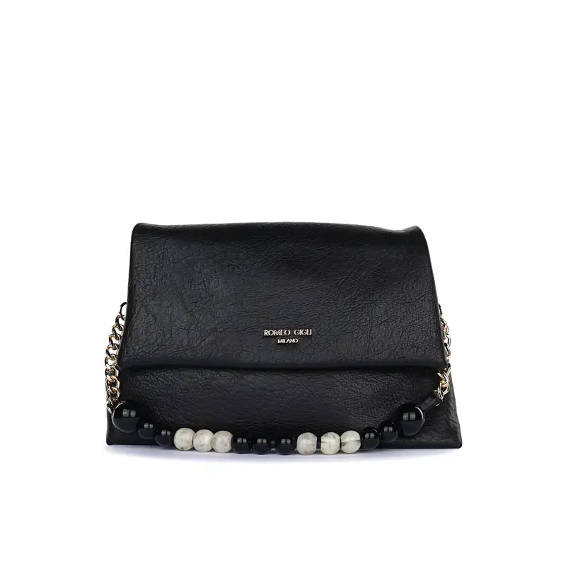 Borsa nera da donna con patta frontale e dettaglio perle sulla tracolla