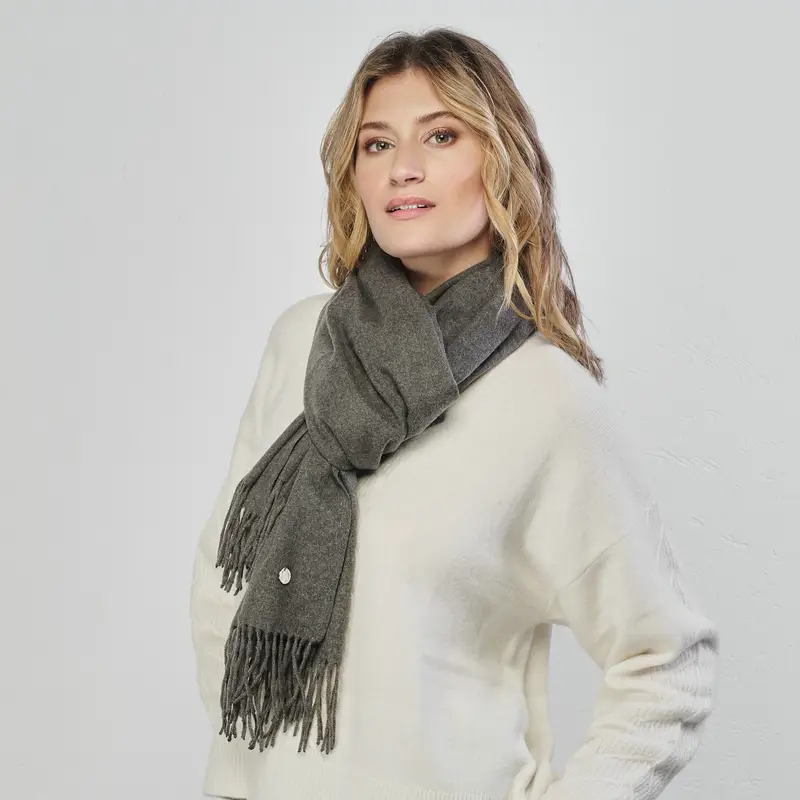 Sciarpa grigia con frange