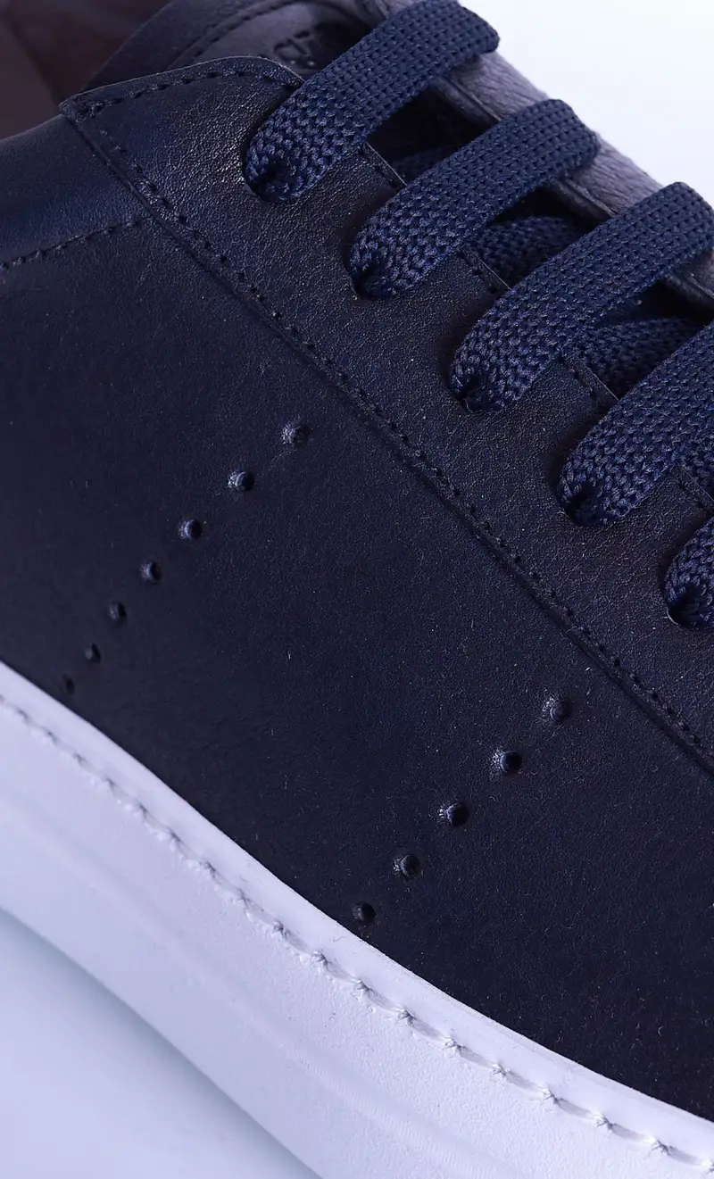 Sneaker rossi in pelle leggera con fori laterali, colore blu miniatura 2