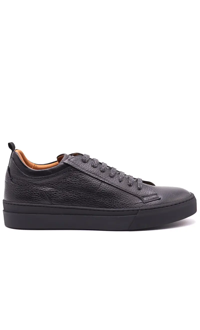 Sneaker rossi in pelle martellata, colore nero