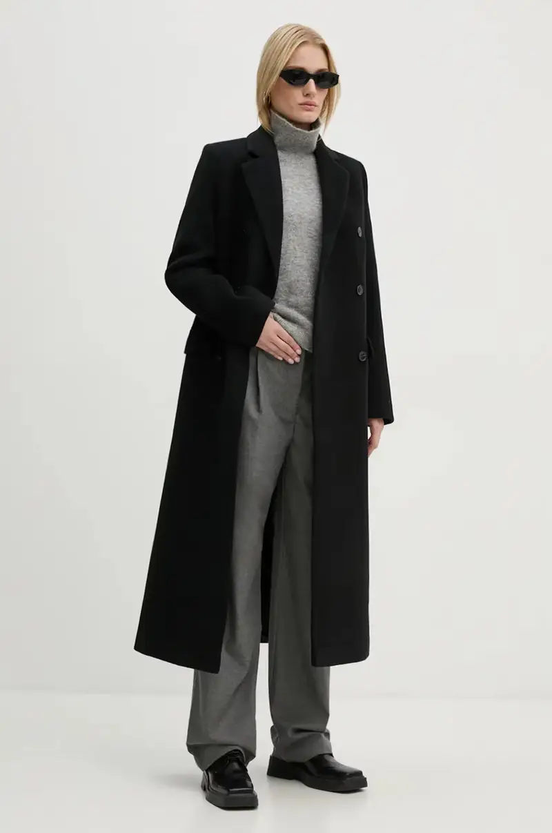 cappotto in lana colore nero