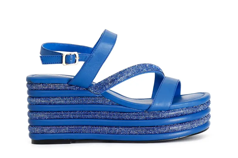 sandali asimmetrici strass e nappa con zeppa righe strass cobalto