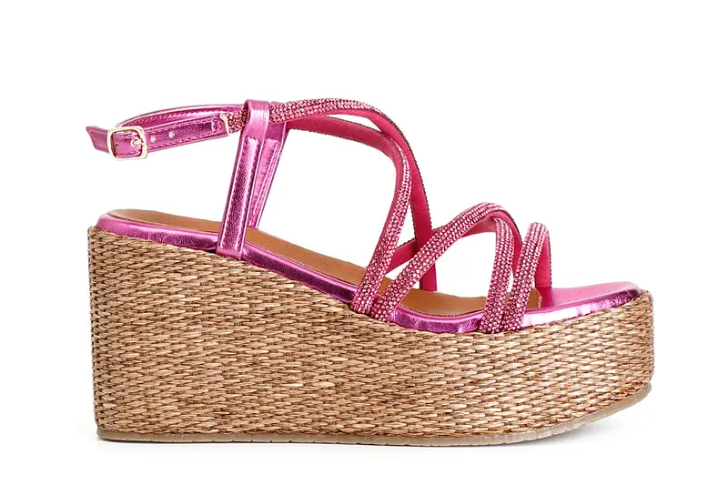 sandali con fasce incrocio strass su zeppa in rafia fuxia