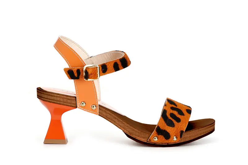 sandali con fascia in cavallino maculato e tacco a clessidra arancio