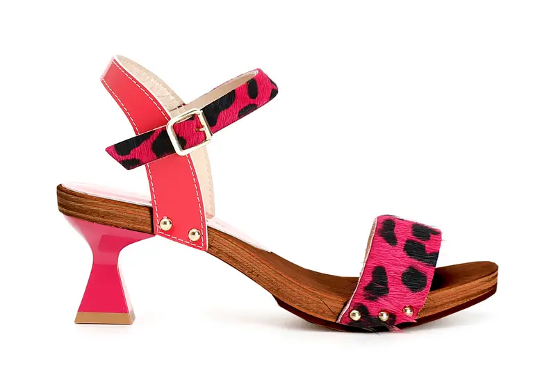 sandali con fascia in cavallino maculato e tacco a clessidra fuxia