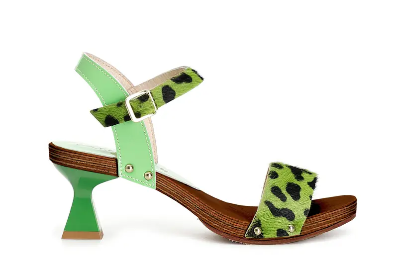 sandali con fascia in cavallino maculato e tacco a clessidra verde