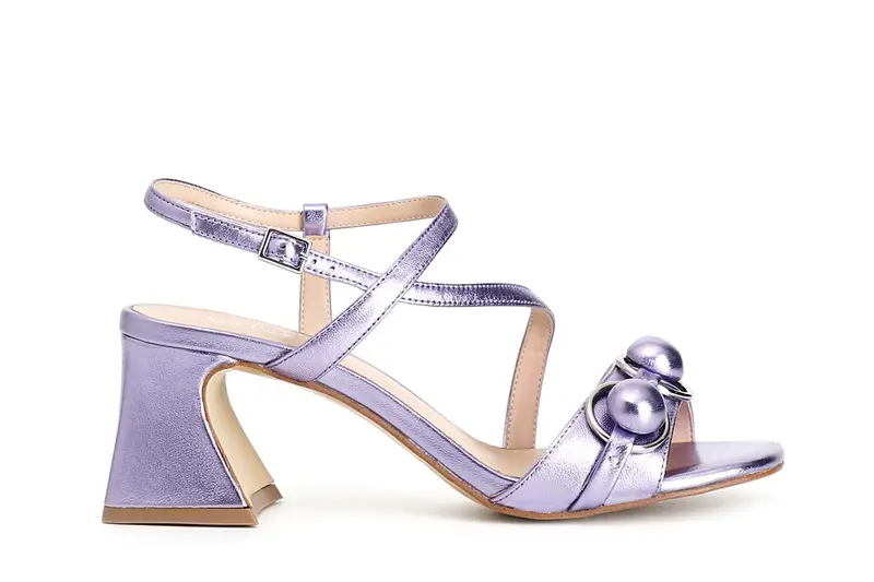 sandali con fascia in pelle laminata e accessorio tre sfere glicine