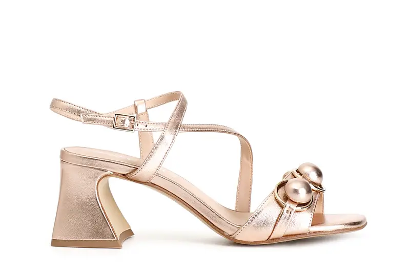 sandali con fascia in pelle laminata e accessorio tre sfere pesca