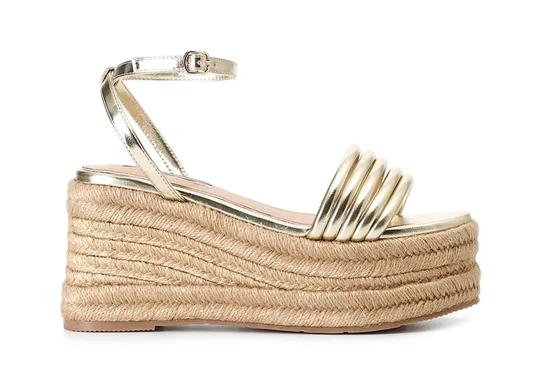 sandali con mignon imbottiti su zeppa oro