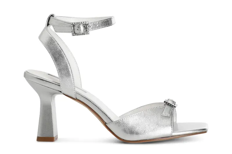 sandali effetto metallizzato con fibbie laccio alla caviglia argento