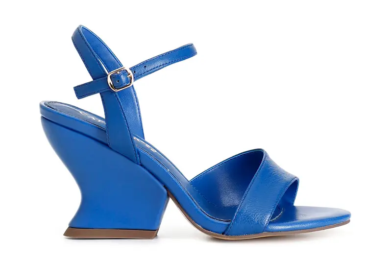 sandali in pelle con fascia asimmetrica cobalto