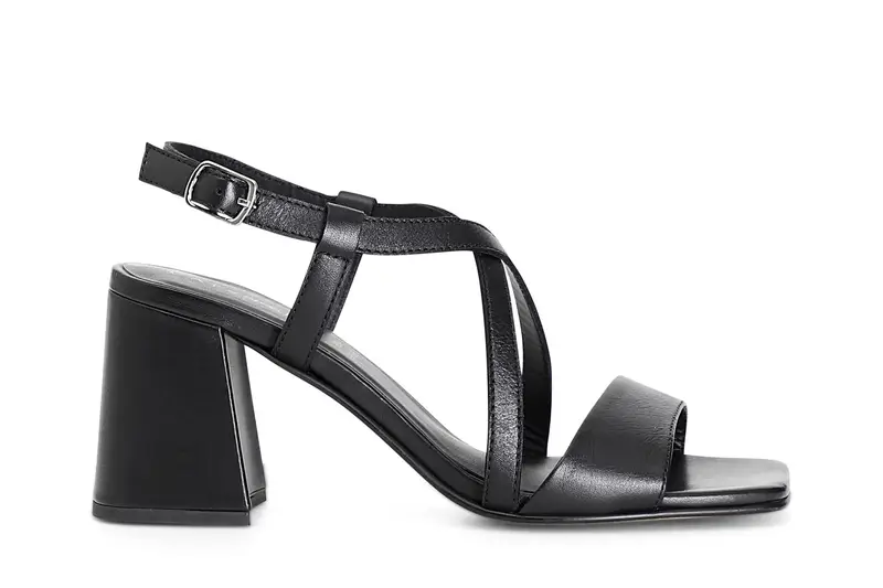 sandali in pelle con incrocio nero