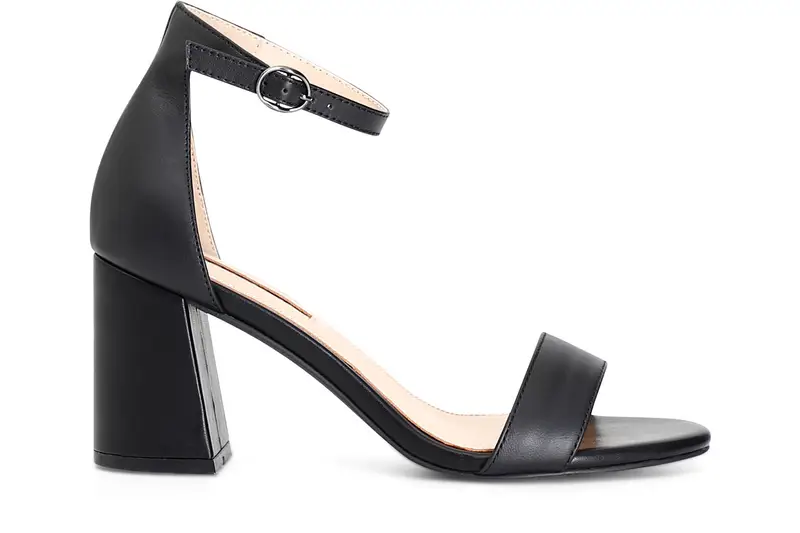sandali in pelle con laccio alla caviglia e toppone nero