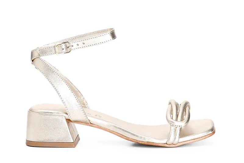 sandali in pelle con nodo sulla tomaia oro