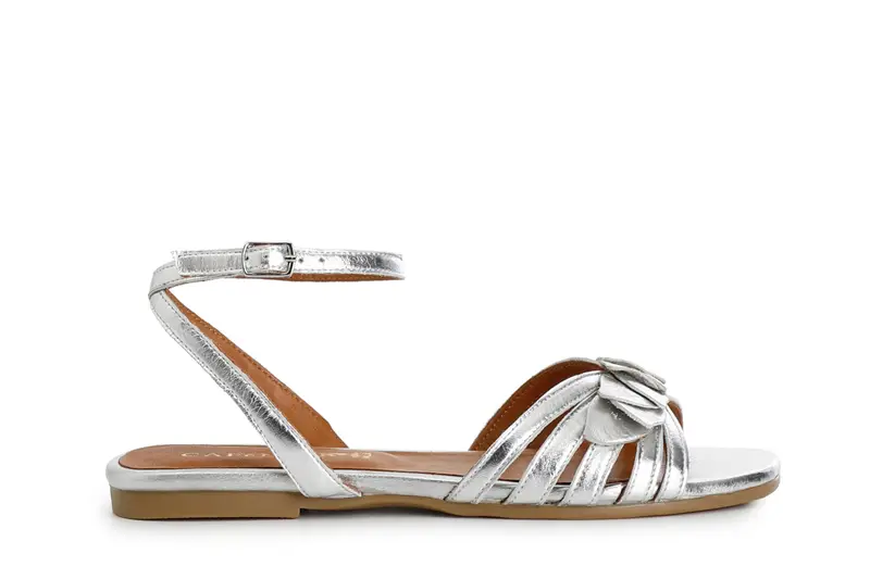 sandali in pelle metallizzata con laccio alla caviglia argento