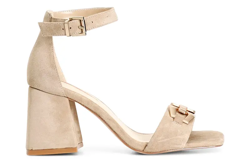 sandali in pelle scamosciata con accessorio beige