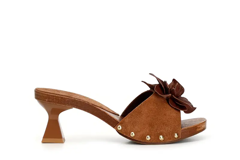 sandali in pelle scamosciata con fascia decorara e fiore in 3d. tabacco