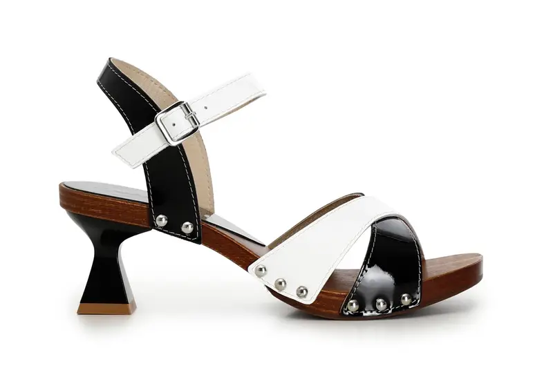 sandali in pelle verniciata bicolore con tacco a clessidra bianco/nero