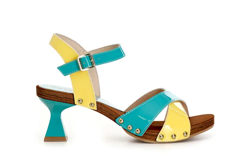 sandali in pelle verniciata bicolore con tacco a clessidra turchese/giallo
