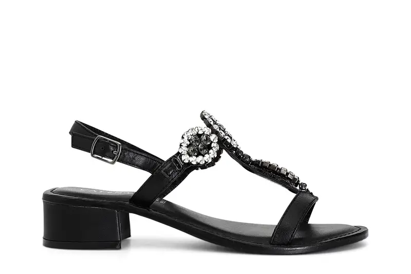 sandali t in pelle con gioiello nero