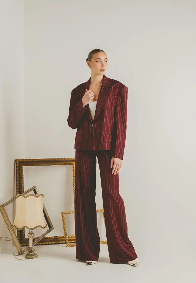 Pantalone elegante POUVOIR bordeaux da donna con micro gessatura miniatura 2