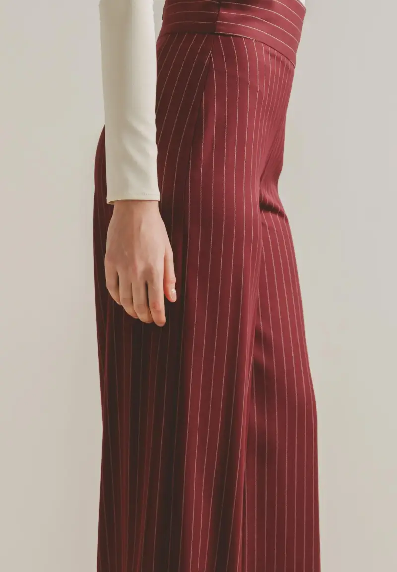 Pantalone elegante POUVOIR bordeaux da donna con micro gessatura miniatura 3