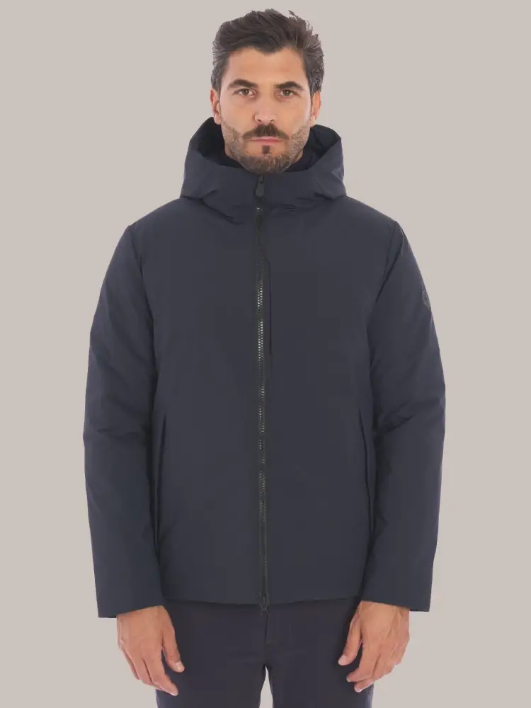 giubbotto blu navy uomo in tessuto tecnico con cappuccio logo sul braccio